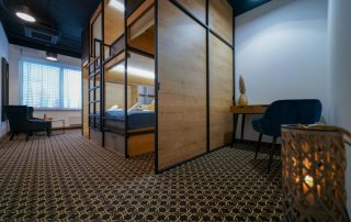 Interiér miestnosti so spacími kapsulami -hostel Chors Bratislava