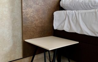 Nočný stolík a záhlavie postele v jedinečnom dekore Grand Hotel Bellevue Horný Smokovec